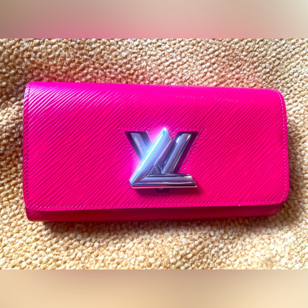 LOUIS VUITTON EPI Twist Wallet in beautiful pre-loved condition.
